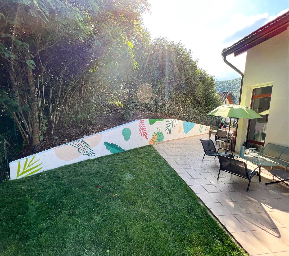 fresque graffiti vegetal maison