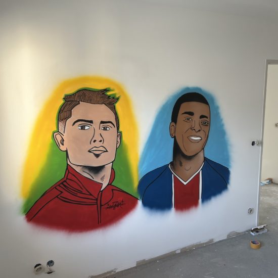 decoration graffiti chambr enfant portrait footballeur cristiano ronaldo kylian mbappe par le graffeur eazyone