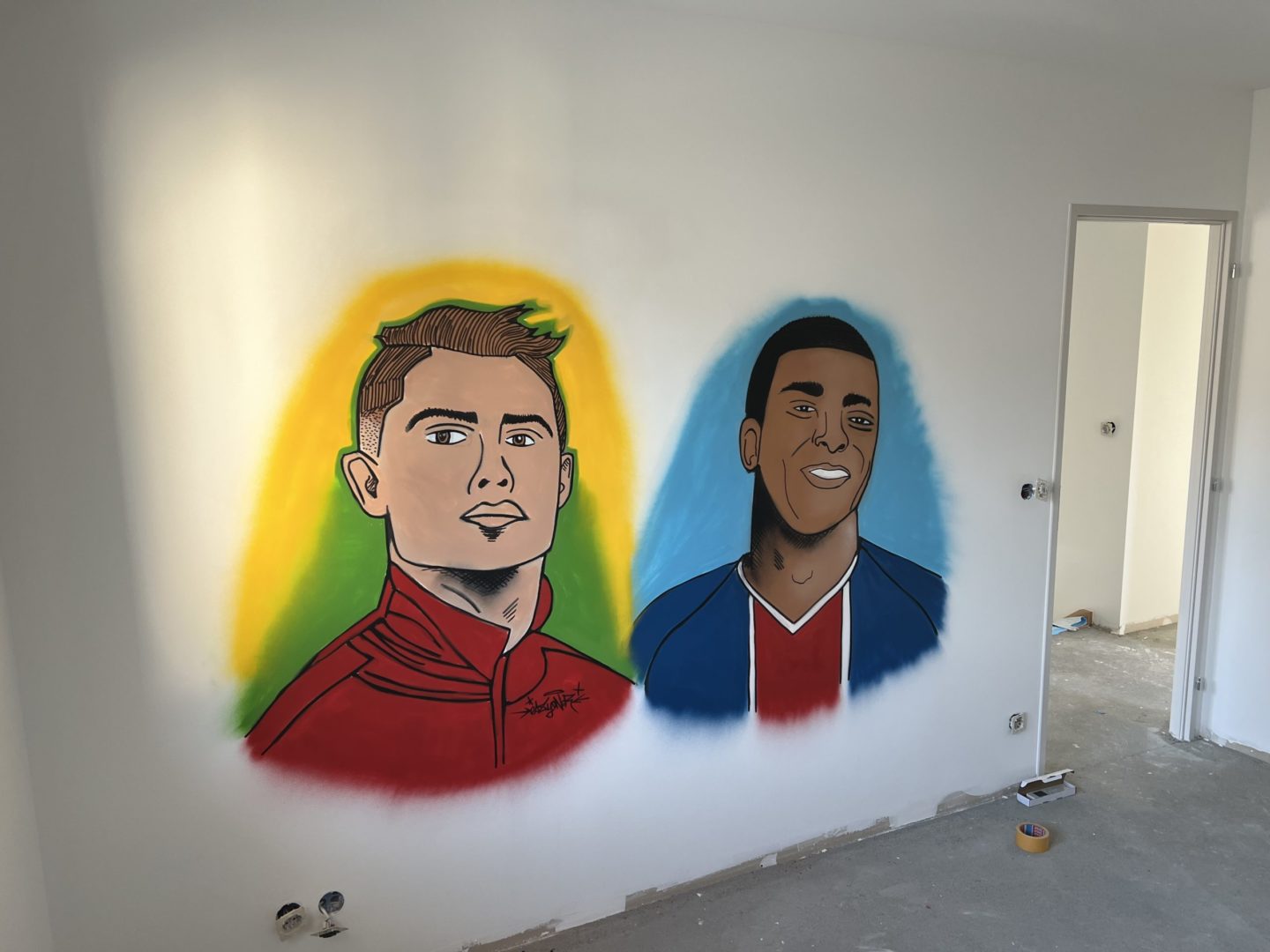 decoration graffiti chambr enfant portrait footballeur cristiano ronaldo kylian mbappe par le graffeur eazyone