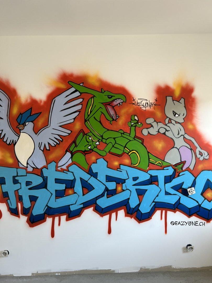 Réalisation d'un graffiti pour décorer la chambre d'un enfant avec un lettrage du prénom Frederico accompagné de personnages de Pokémon comme mew-two raykwaza et autres par l'artiste graffeur eazyone