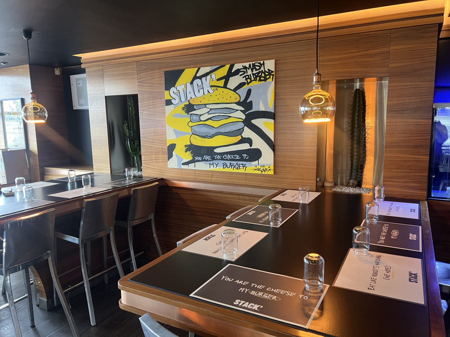 Tableau Graffiti Hamburger Abstrait de Eazy One au Restaurant Stack 'Em ...