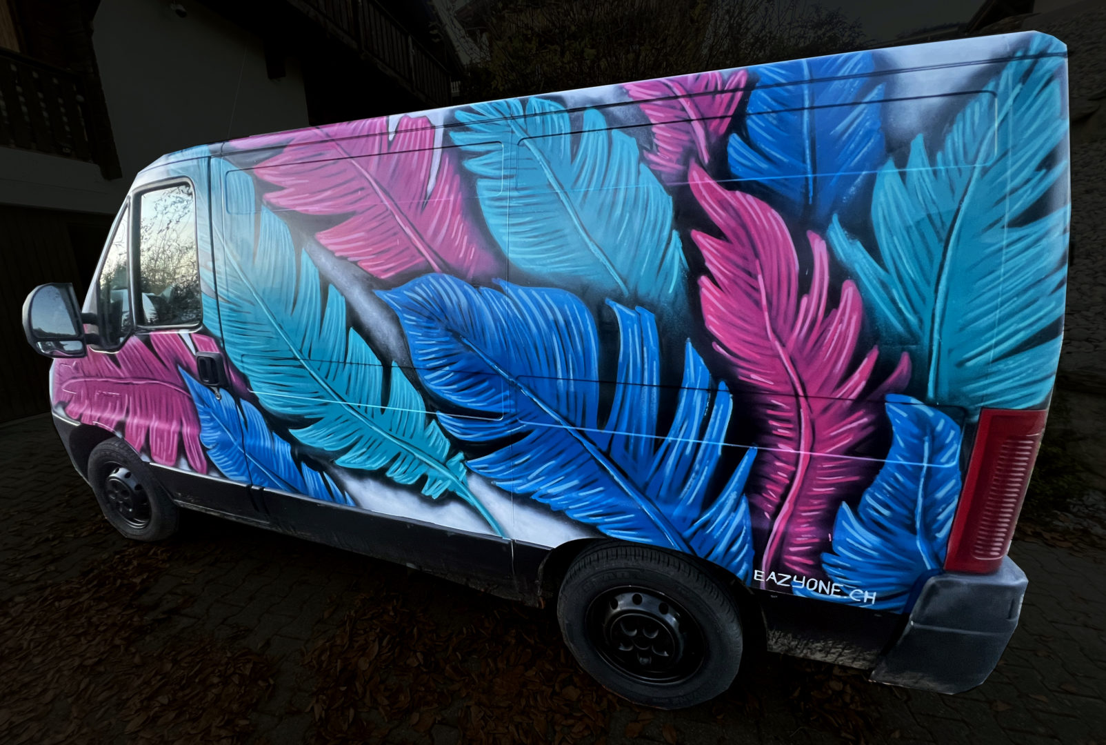 Pin's Signature D'artiste Graffeur Face Au Cou Vans - Modèle Très Rare, Occasion